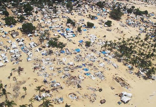 Flüchtlingslager in Sri Lanka nach einem Bombenangriff srilankischer Regierungstruppen