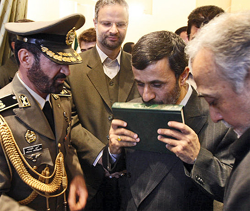 Vor seiner Abreise nach Mekka herzt Mahmud Ahmadinedjad sein Lieblingsbuch. Teheran, September 2008.