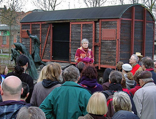 „Organisierte Gewalt von Menschen gegen Menschen“: Die Kasseler SPD-Stadtverordnete Monika Junker-John (Bildmitte) vergleicht die Judenvernichtung mit den Militärschlägen gegen die Taliban. Kassel, Ostern 2010.