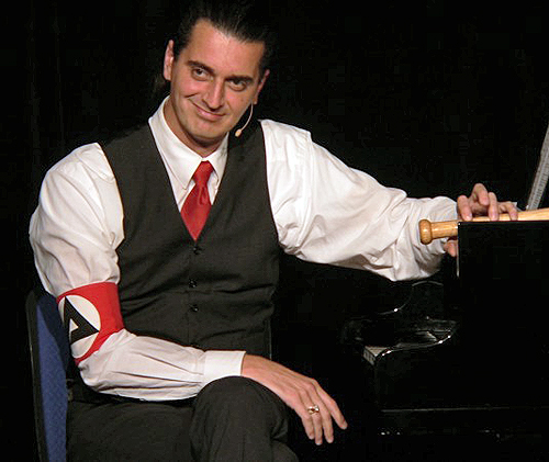 Es ist das Prinzip des deutschen Humors, dass die Pointe nur dann sitzt, wenn sie als Verächtlichmachung des Beargwöhnten zelebriert wird, sodass sich im Hohngelächter der Bescheidwisser erlösende Identität herstellt: Hagen Rether.