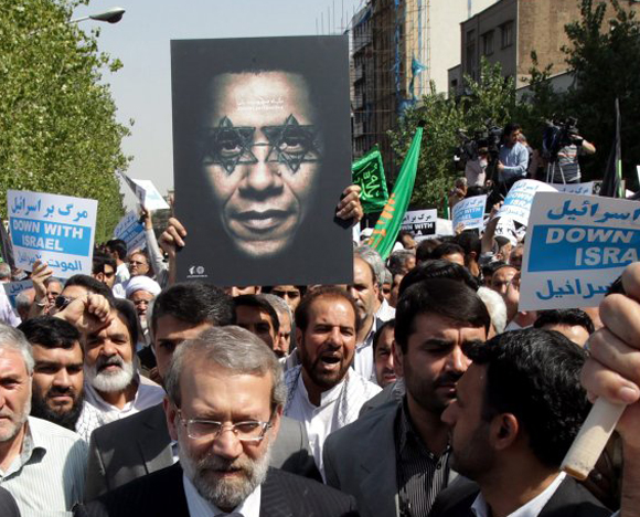 Iranische Demonstranten veranschaulichen anlässlich eines Internet-Videos ihr antisemitisches und antiamerikanisches Weltbild. Teheran, 14. September 2012.