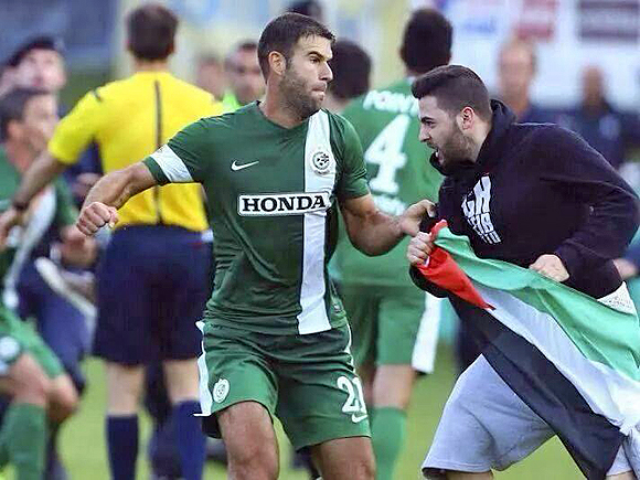 Dekel Keinan, Spieler von Maccabi Haifa, wehrt im Testspiel gegen den OSC Lille den Angriff eines antisemitischen Hooligans ab. Bischofshofen (Österreich), 23. Juli 2014.