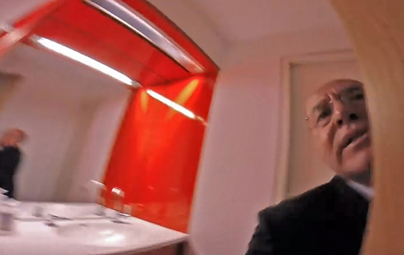 Gregor Gysi wird von David Sheen (nicht im Bild) bedrängt und bis auf die Toilette verfolgt Gregor Gysi wird von David Sheen (nicht im Bild) bedrängt und bis auf die Toilette verfolgt