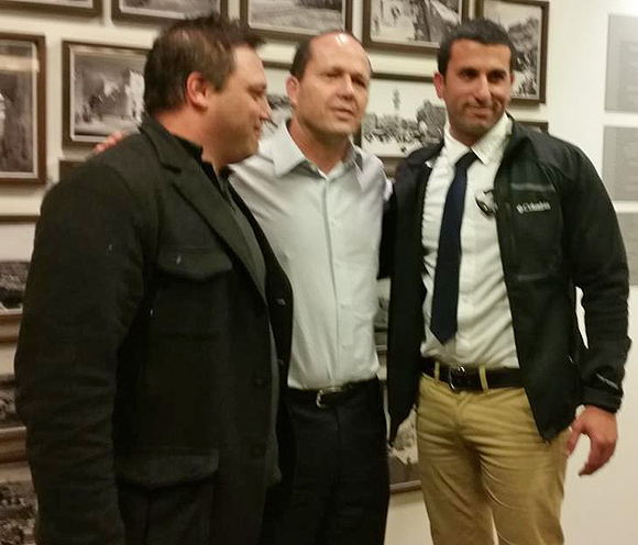 Der Jerusalemer Bürgermeister Nir Barkat (Mitte) mit seinem Fahrer und seinem Leibwächter Der Jerusalemer Bürgermeister Nir Barkat (Mitte) mit seinem Fahrer und seinem Leibwächter