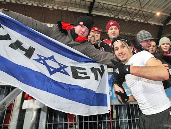 Almog Cohen mit einer israelischen Fahne – während seiner Zeit beim 1. FC Nürnberg noch keine Gefahr