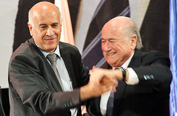 Der Präsident des Palästinensischen Fußballverbands, Djibril Rajoub (links), mit FIFA-Präsident Joseph Blatter