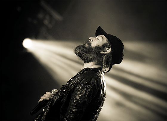 Matisyahu bei einem Konzert am 15. Februar 2010 in Yaletown, Vancouver, British Columbia, © Kris Krüg mit CC-BY-SA-2.0-Lizenz via Flickr