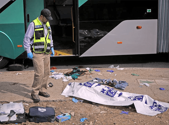 Eine Rettungskraft neben dem tödlich verletzten Opfer eines Terroranschlages in Jerusalem, 13. Oktober 2015 Eine Rettungskraft neben dem tödlich verletzten Opfer eines Terroranschlages in Jerusalem, 13. Oktober 2015