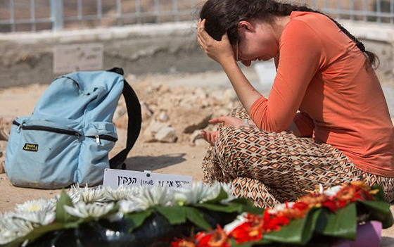 Trauer um Eitam und Naama Henkin, das von palästinensischen Terroristen bei Itamar ermordete Ehepaar, beim Begräbnis, Jerusalem, 2. Oktober 2015