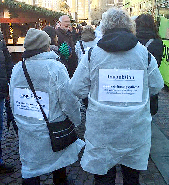 Selbsternannte Wareninspekteure in Bremen, 28. November 2015. © Jan-Philipp Hein