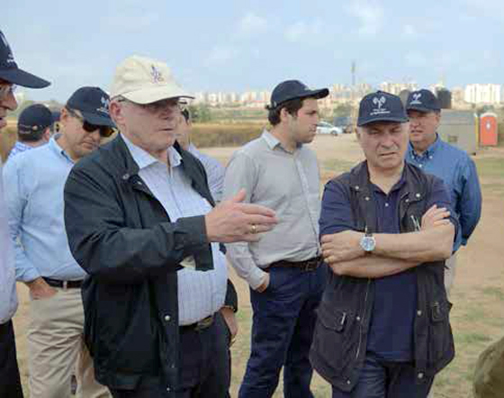 Mitglieder der High Level Military Group bei einer Ortsbesichtigung im Süden Israels