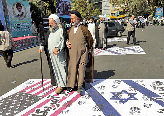 Iranische Geistliche trampeln bei einer Demonstration auf amerikanischen und israelischen Flaggen herum, Teheran, September 2012
