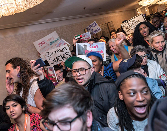Antiisraelische Demonstranten sprengen eine Veranstaltung jüdischer LGBTQ-Organisationen, Chicago, 22. Januar 2016 Antiisraelische Demonstranten sprengen eine Veranstaltung jüdischer LGBTQ-Organisationen, Chicago, 22. Januar 2016