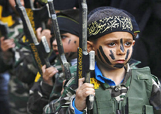 Kinder in einem militärischen Sommertrainingslager der Hamas (© The Atlas Society)