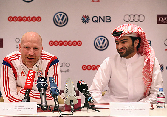 Bayerns Sportvorstand Matthias Sammer und der Chief of Competition and Football Development der Qatar Stars League, Ahmad al-Harami, auf einer gemeinsamen Pressekonferenz, Doha, 11. Januar 2015 (© Getty Images) Bayerns Sportvorstand Matthias Sammer und der Chief of Competition and Football Development der Qatar Stars League, Ahmad al-Harami, auf einer gemeinsamen Pressekonferenz, Doha, 11. Januar 2015 (© Getty Images)