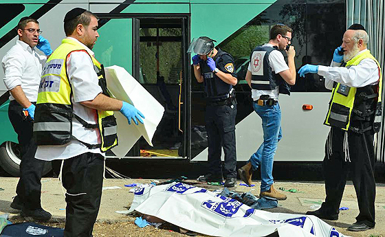 Israelische Sicherheits- und Rettungskräfte nach einem Terroranschlag auf einen Bus, Jerusalem, 13. Oktober 2015