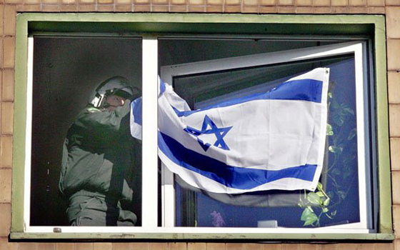 Kapitulation vor dem antisemitischen Mob: Polizisten stürmen eine Wohnung und reißen eine Israelfahne herunter, Duisburg, 10. Januar 2009 Kapitulation vor dem antisemitischen Mob: Polizisten stürmen eine Wohnung und reißen eine Israelfahne herunter, Duisburg, 10. Januar 2009