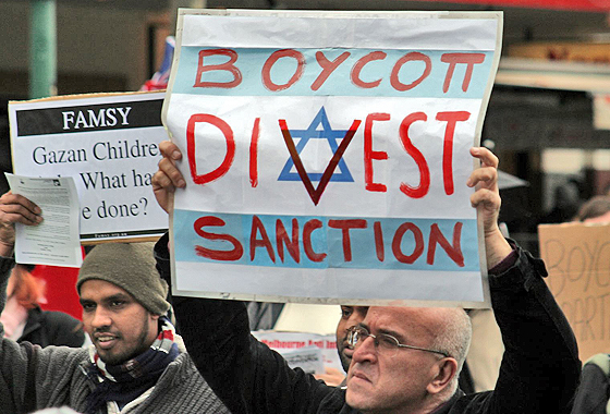 Plakat auf einer BDS-Kundgebung in Melbourne, 5. Juni 2010. Originaltitel: »Israel – Boycott, divest, sanction«, © Takver mit CC-BY-SA-2.0-Lizenz via Flickr. Plakat auf einer BDS-Kundgebung in Melbourne, 5. Juni 2010. Originaltitel: »Israel – Boycott, divest, sanction«, © Takver mit CC-BY-SA-2.0-Lizenz via Flickr.