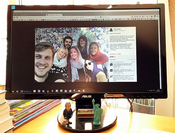 Selfie-Spaß mit Kopftuch in Teheran: Junge Grüne im August 2016 Selfie-Spaß mit Kopftuch in Teheran: Junge Grüne im August 2016