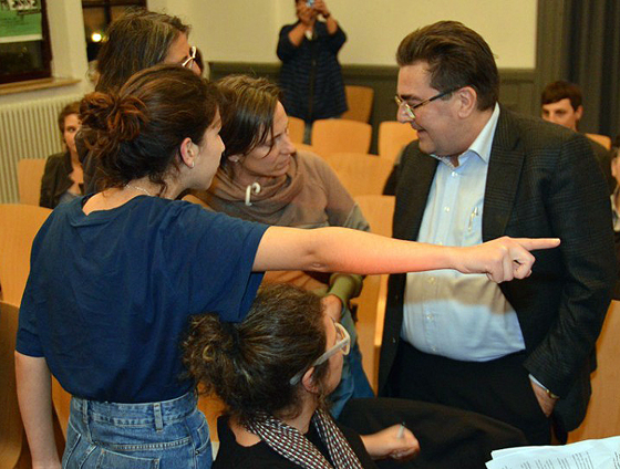 Ein Mitglied des »Deutschen Freidenker-Verbands« mit Kritikerinnen der Linken Literaturmesse, Nürnberg, 5. November 2016 (© Felix Balandat)