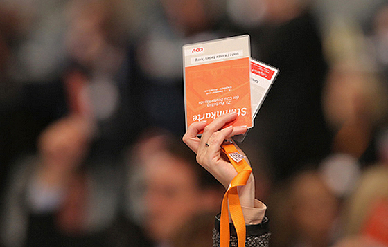 Delegierte des CDU-Bundesparteitags bei einer Abstimmung, Essen, 7. Dezember 2016 (© Sean Gallup, Getty Images)