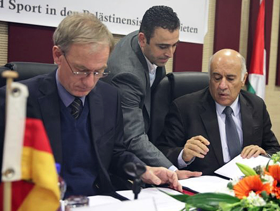 Peter Beerwerth (links), der Leiter des Vertretungsbüros der Bundesrepublik Deutschland in Ramallah, und Jibril Rajoub (rechts), der Präsident des palästinensischen Hohen Rats für Jugend und Sport, bei der Unterzeichnung der Absichtserklärung, Ramallah, 31. Januar 2017