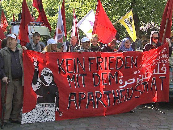 Antiisraelische Demonstration in Berlin, Screenshot aus der Dokumentation »Auserwählt und ausgegrenzt – der Hass auf Juden in Europa«, © Preview Production/Matthias Benzing