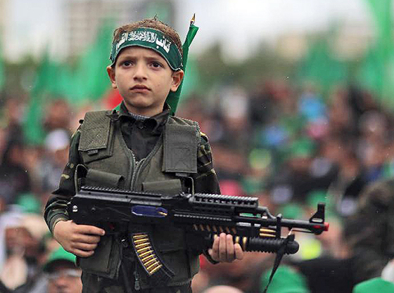 Ein Kind wird auf einer Kundgebung anlässlich des 25. Jahrestages der Gründung der Hamas für die Propaganda der Gotteskriegerpartei missbraucht, Gaza-Stadt, 8. Dezember 2012