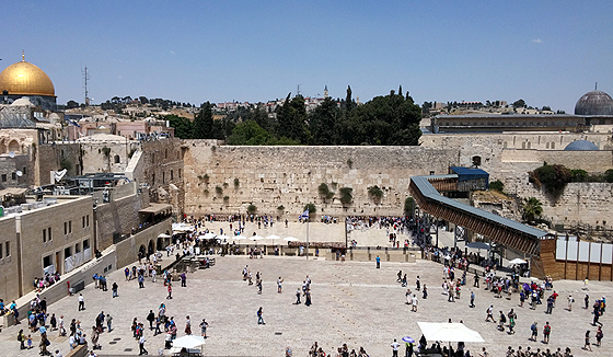Der Tempelberg in Jerusalem mit dem Felsendom (links), der Klagemauer (Mitte) und der Al-Aksa-Moschee (rechts)