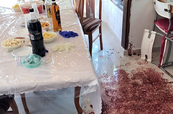 In der jüdischen Gemeinde Halamish im Westjordanland ermordete am 21. Juli dieses Jahres ein 19-jähriger Palästinenser drei Menschen, während diese im Kreise ihrer Familie beim Schabbatmahl waren; der Mörder wurde verhaftet, nun wird er von der PA großzügige monatliche Zahlungen für seine Bluttat erhalten (© Israel Defense Forces)