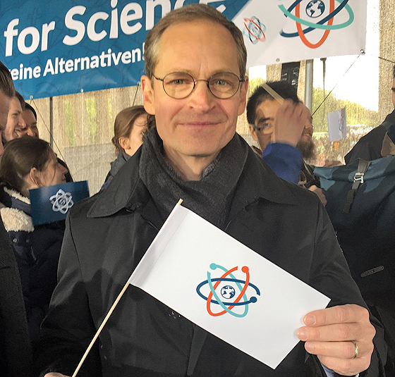 Michael Müller auf dem Science March, Berlin, 22. April 2017 (© Maja Schubert mit CC-BY-2.0-Lizenz via Flickr)