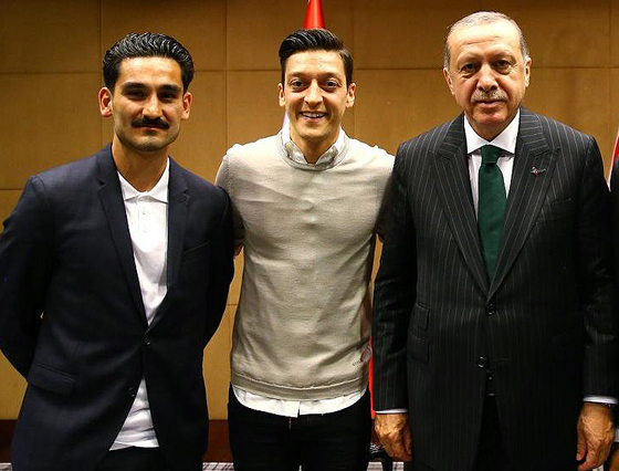 Die deutschen Nationalspieler Ilkay Gündoğan (links) und Mesut Özil mit dem türkischen Staatspräsidenten Recep Tayyip Erdoğan, London, 13. Mai 2018 (Quelle: Twitter/AK Parti)