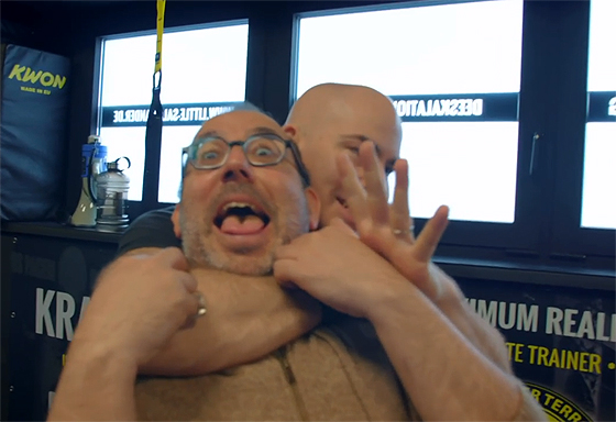 Keine komische Oper: Barrie Kosky lässt sich ein bisschen Krav Maga zeigen (Screenshot aus der 3sat-Dokumentation »Wie antisemitisch ist Deutschland?«)