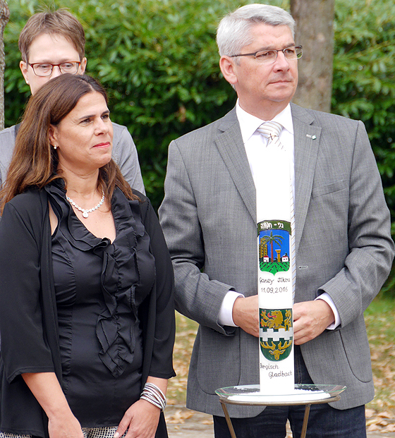Lutz Urbach und Lizy Delaricha (Bürgermeisterin von Ganey Tikva) bei der Einweihung des Ganey-Tikva-Platzes in Bergisch Gladbach am 11. September 2016 (© Ganey-Tikva-Verein)