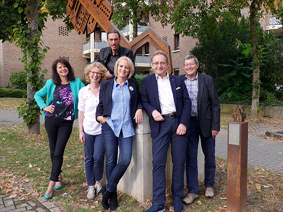 Der amtierende Vorstand des Ganey-Tikva-Vereins vor dem Kunstwerk »A Key to Friendship« der israelischen Künstlerin Orna Ben-Ami, das bei einem Skulpturenaustausch der Stadt Bergisch Gladbach geschenkt wurde (© Ganey-Tikva-Verein)